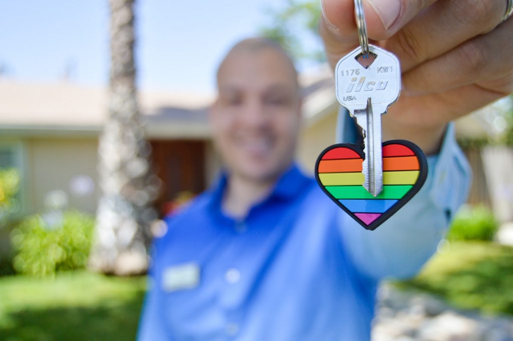 Schlüssel mit Regenbogenanhänger - Schulz Immobilien Service GmbH